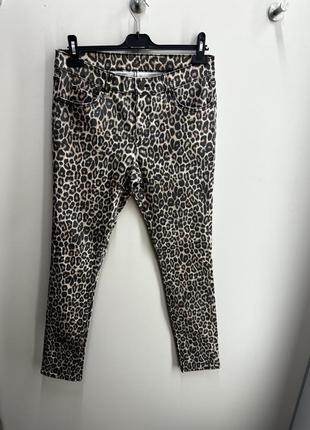 Леопардовые джинсы