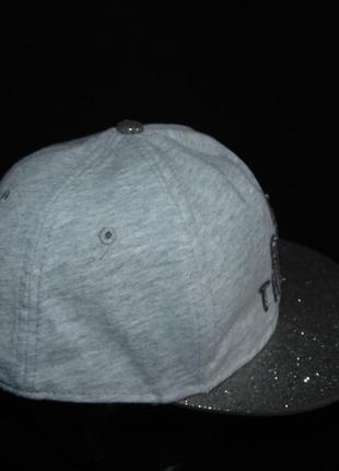 Стильный бейсболка кепка h&m с прямым козырьком из глитера3 фото