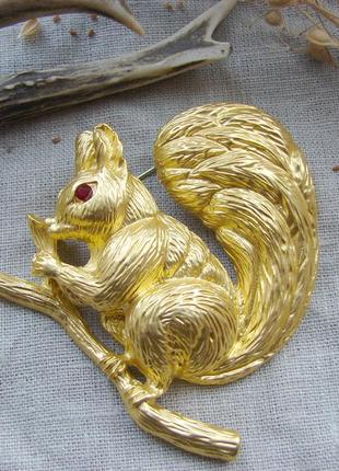 Шикарная золотистая брошка с белочкой большая брошь белочка матовое золото1 фото