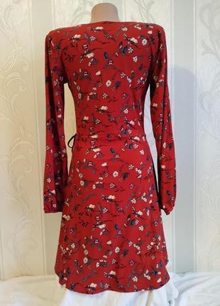 Червона сукня на запах із квітковим принтом2 фото