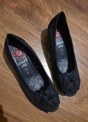 Женские чёрные туфли .