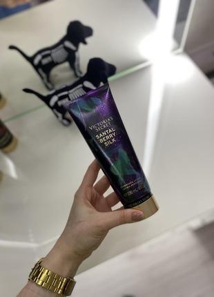 Лосьйон крем для тіла вікторія сікрет santal berry silk victoria’s secret lotion крем лосьон для тела вс пинк