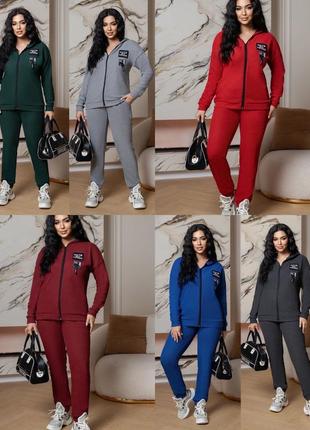 Практичный костюм, брюки прямого покроя, внизу на манжетах, с боковыми карманами, пояс на резинке