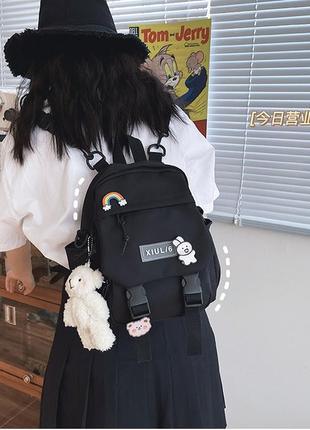 Детский рюкзак среднего размера с брелком и значками4 фото