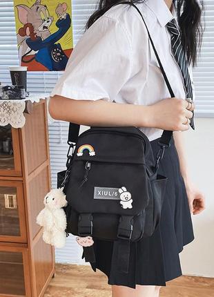 Детский рюкзак среднего размера с брелком и значками9 фото