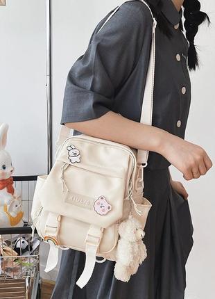 Детский рюкзак среднего размера с брелком и значками2 фото