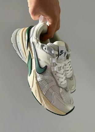 Чудові жіночі кросівки nike v2k runtekk white green білі з зеленим