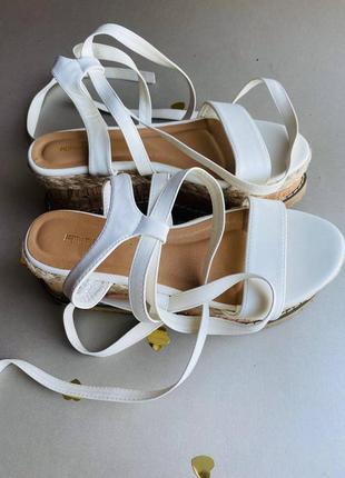 Босоножки с переплетами белые женские