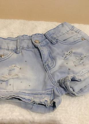 Шорты с потёртостями и стразами