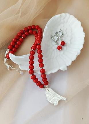 Красное ожерелье из натуральных камней с птичкой из полимерной глины9 фото