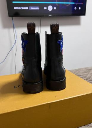 Сапоги осенние зимние lv louis vuitton черные кожаные ботинки берцы с нашивкой короткие10 фото