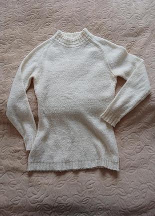 Мохеровий светр молочного кольору.є нюанс