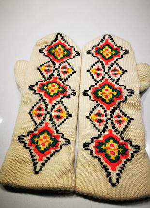 Теплые перчатки с красивым орнаментом