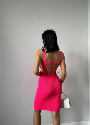 Трендова жіноча трикотвжна облягаюча сукня з відкритою спинкою