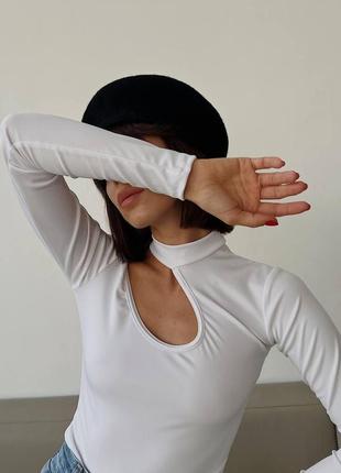 Жіночий базовий лонгслів з відкритим плечем декоративним вирізом та вшитим чокером чорний та білий4 фото