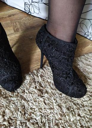 Сногшибательные удобные туфли ботильоны,атлас,кружево,нарядные,вечерние