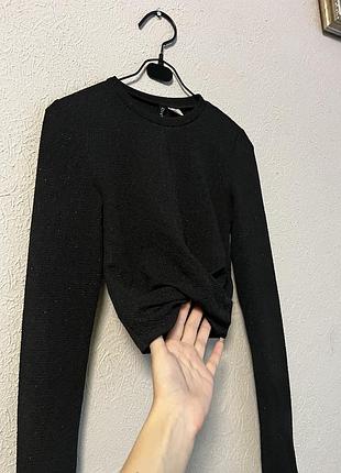 Укороченный лонг с блестками с интересным оформлением