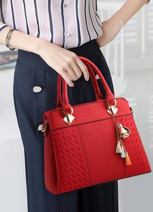 Класична жіноча сумка через плече з брелком, модна і якісна жіноча сумочка еко шкіра повсякденна червоний3 фото