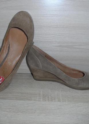 Шкіряні туфлі на танкетці aldo!