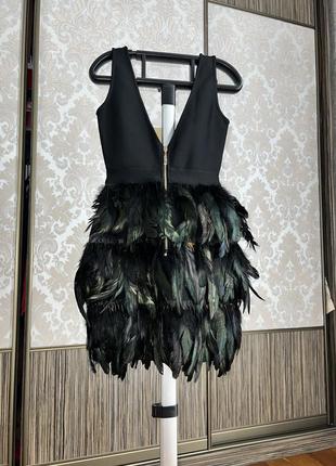 Черное короткое вечернее платье с перьями3 фото