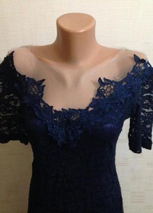 Платье с прозрачной сеткой на спине.