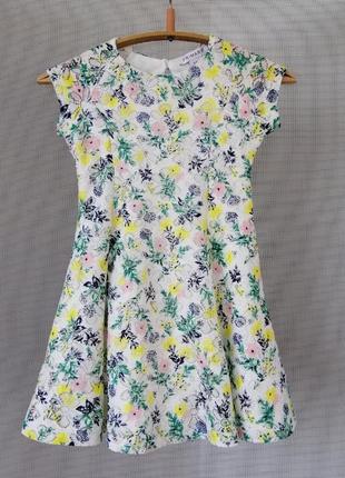 Яркое гипюровое платье