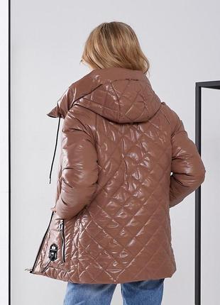 Демісезонна лакова жіноча куртка артикул 504 коричневого шоколадного кольору кава6 фото