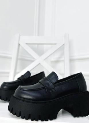 Чорні туфлі лофери на стильній платформі6 фото