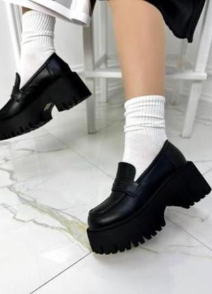 Чорні туфлі лофери на стильній платформі4 фото
