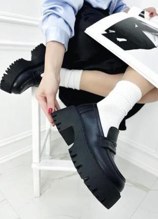 Чорні туфлі лофери на стильній платформі5 фото