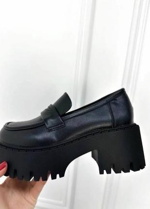 Чорні туфлі лофери на стильній платформі1 фото