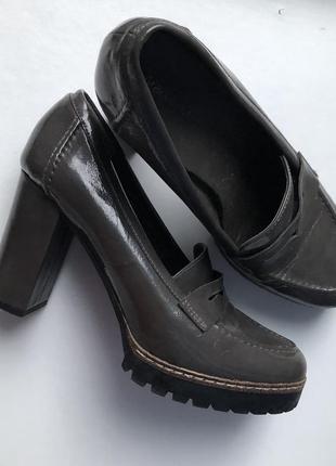 Женские туфли на каблуке, лоферы