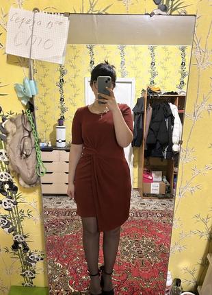 Сукня помаранчевого кольору, жодного разу не одягалась