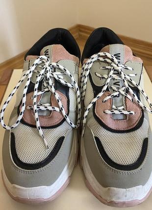 Спортивні кросовки