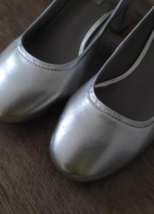 Кожаные туфли невысокий каблук серебро steve madden7 фото