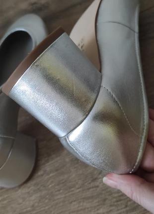 Кожаные туфли невысокий каблук серебро steve madden8 фото