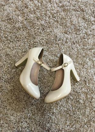 Лакові туфлі на ремінці