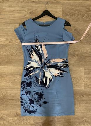 Блакитна котонова сукня з принтом вирізами на плечах3 фото