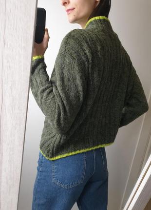 Стильный свитер цвета хаки с воротником стойкой в виде гольфа неон вставки полоска6 фото