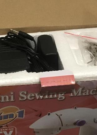 Портативна міні швейна машинка з педаллю 4 в 1 mini sewing machine3 фото