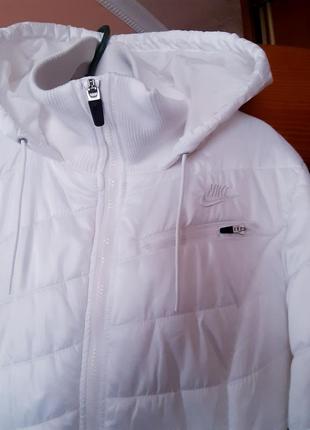 Белая куртка с капишоном, состояние идеальное😍весна,теплая осень1 фото