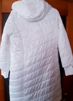 Белая куртка с капишоном, состояние идеальное😍весна,теплая осень4 фото