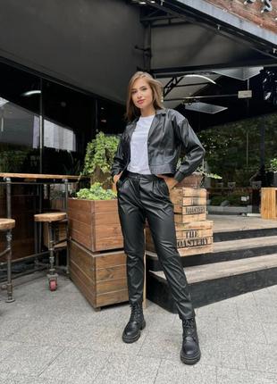 Трендовий шкіряний костюм з укороченим жакетом