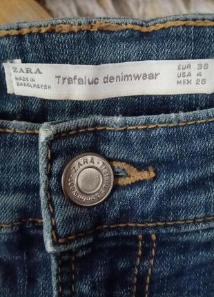 Рваные джинсы zara trafaluc denimwear с высокой талией9 фото