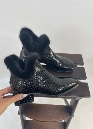 Ботинки из натуральной лаковой кожи с опушением из норки