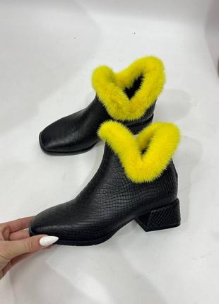 Черные с желтой норкой ботинки на низком каблуке5 фото