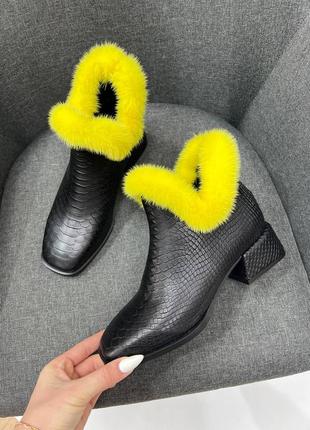 Черные с желтой норкой ботинки на низком каблуке2 фото