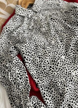 Стильна сорочка блуза з рюшами в леопардовий анімалістичний принт від shein чорно-біла3 фото
