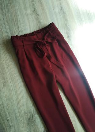 Бордовые брюки на резинке с высокой посадкой цвета марсала брюки с бантом с поясом карго4 фото