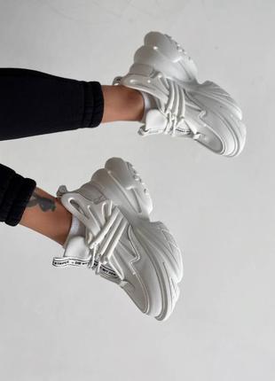 Білі стильні, масивні весняні кросівки з еко-шкіри та гуми2 фото